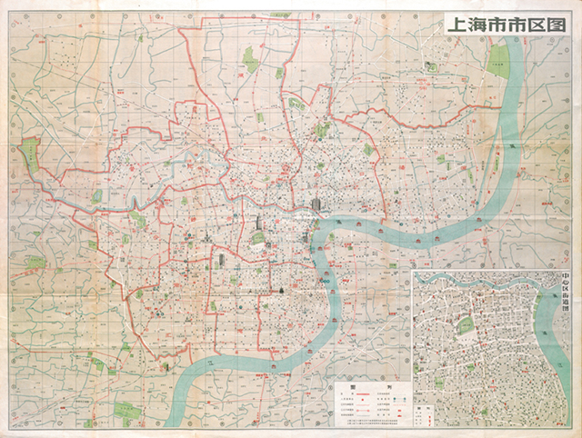   2001年   今年56岁的王先生凑近墙上张挂的上海地图,眯着