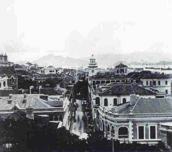 1880年代中环皇后大道中雪厂街西望.JPEG