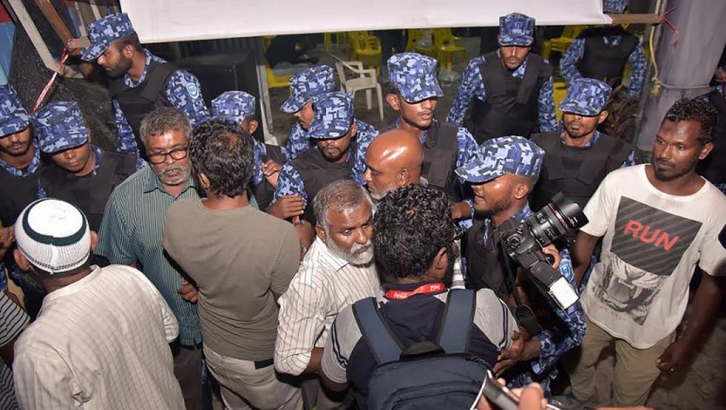 马尔代夫警方进入反对对党总部.jpg