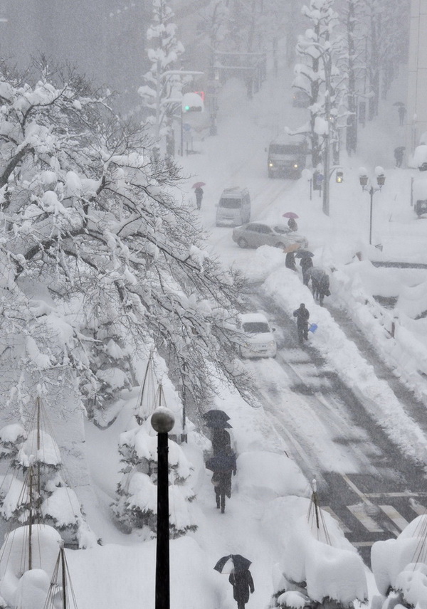 2月6日，福井县有约1500辆汽车就因积雪过厚被困于路上.jpg