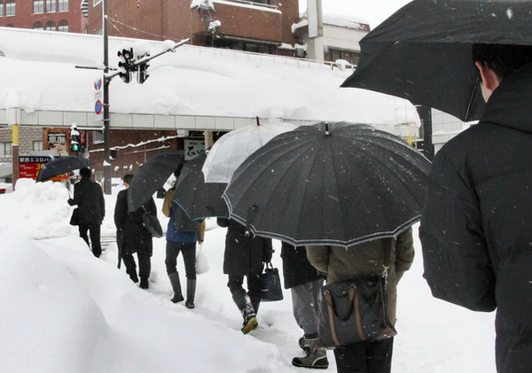 福冈县市内积雪达136厘米，打破自1981年以来降雪纪录.jpg
