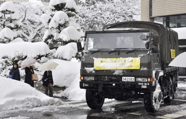 2月7日，一辆自卫队车辆沿着被积雪覆盖的福井县街道行驶.jpg