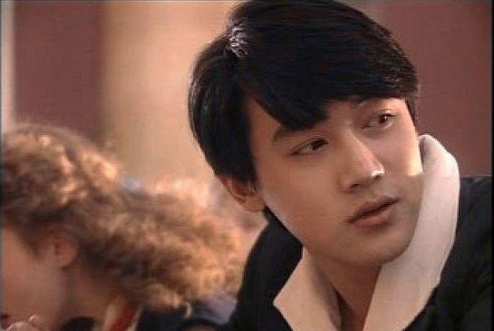 1999年陆毅在海岩剧《永不瞑目》中饰演肖童受到大量关注，并正式进入演艺界。，