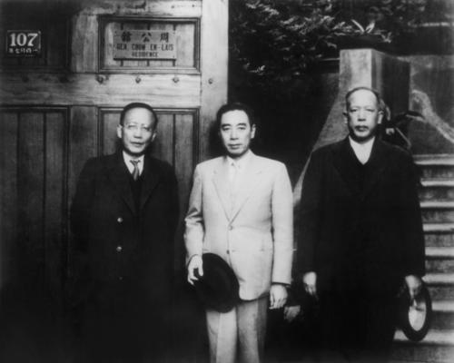《周恩来在上海》文物史料展上展出的周恩来与郭沫若（左1）、李维汉（左3）在周公馆门前的合影。图片由中共一大会址纪念馆提供.jpg