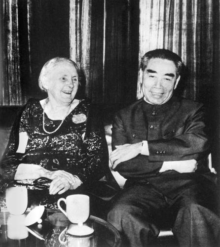 上世纪六十年代，周恩来在上海为美国作家安娜·路易斯·斯特朗的80岁生日祝寿。图片由中共一大会址纪念馆提供。.jpg