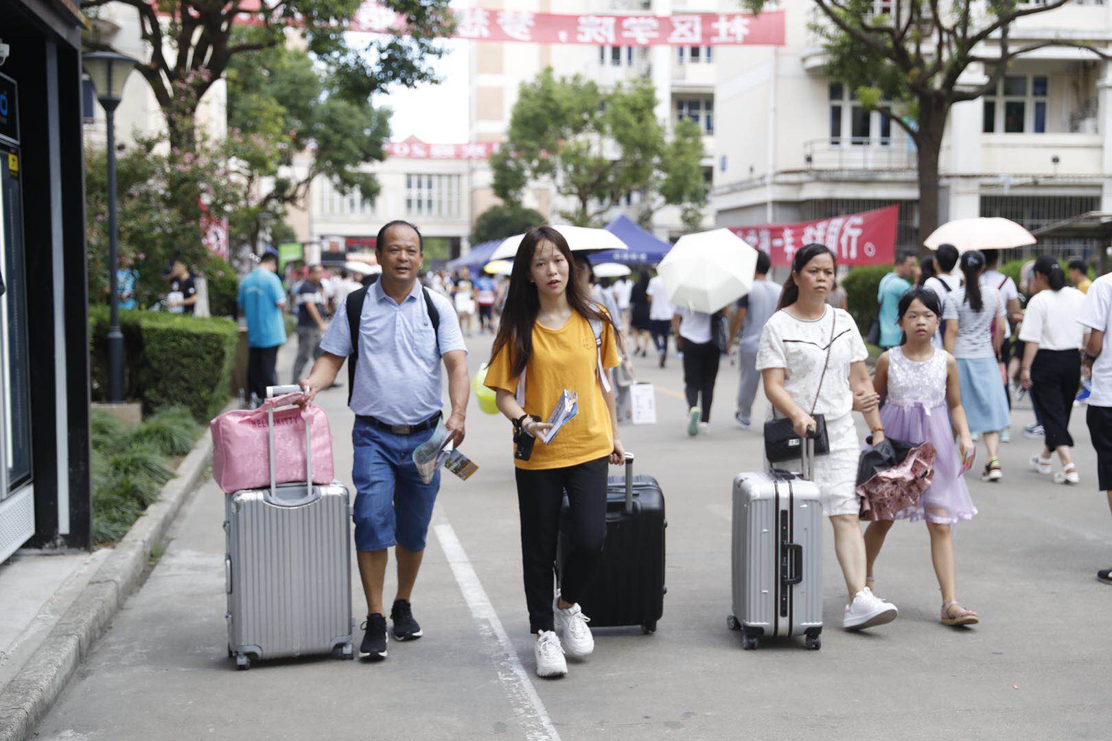 "00后"大学生报到啦!有主见,够自我,敢表达…怪不得迎新老师狂点赞