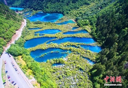 资料图：震后一年多，九寨沟风光美丽依旧。桑吉 摄