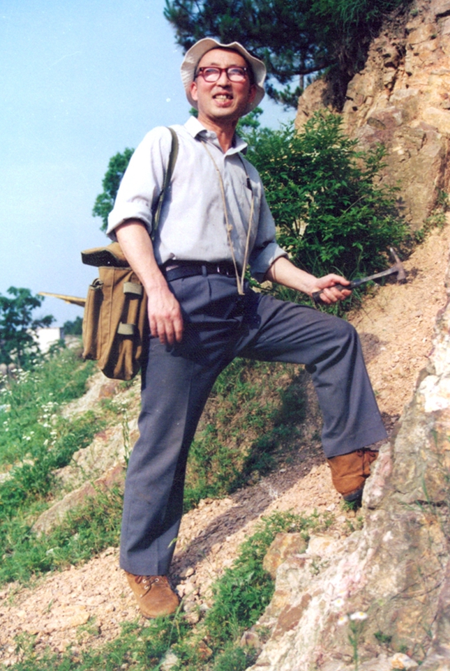上世纪九十年代殷鸿福在野外地质考察.jpg