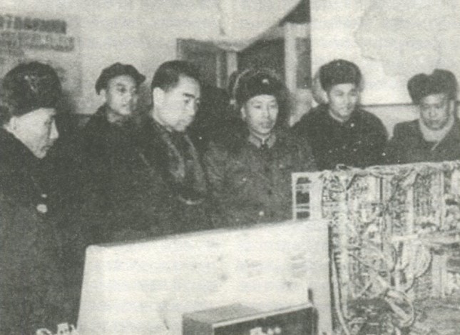 1959年12月，周恩来视察哈尔滨军事工程学院。（前排左二周恩来、左三唐铎）_副本.jpg