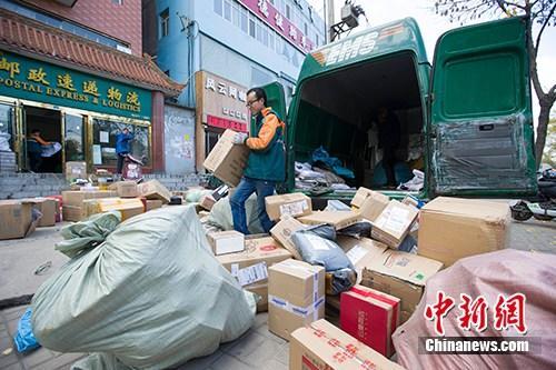 资料图：物流人员在分拣快递。<a target='_blank' href='http://www.chinanews.com/'>中新社</a>记者 张云 摄