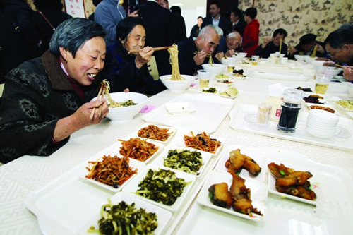 老年助餐可探索社区食堂模式:让老人吃饱,更让他们吃好 两会时间