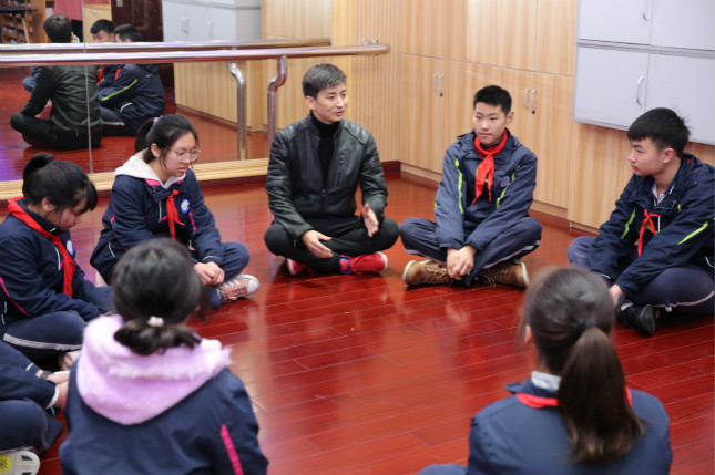 同学们正在杨浦区新大桥中学学习话剧表演知识（陆嘉辉摄_meitu_3.jpg