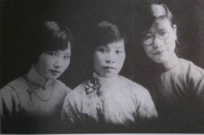 程俊英与黄淑仪（庐隐，中）、罗静轩合影，1929年.jpg