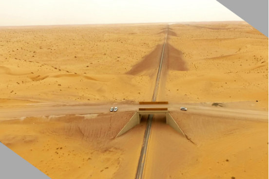 横穿阿拉伯半岛第二大沙漠——纳夫得沙漠的沙特南北铁路。资料图