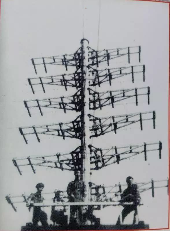 1950年3月，架在安国路76号楼顶的“日四式雷达”，人物左起叶隆骏、曹美琪、石松年、夏克同.jpg