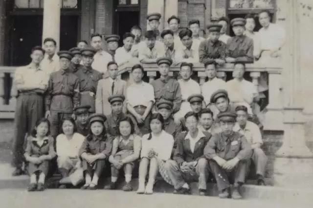 1950年6月21日，交大部分学子回校，摄于图书馆前。.jpg