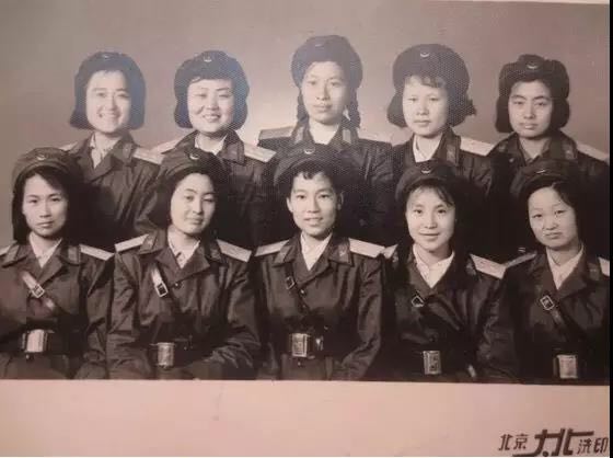 1956年，给女兵授衔，后排左起为陆平，中间为何捷明。两位1950年底参干，加入雷达部队。.jpg