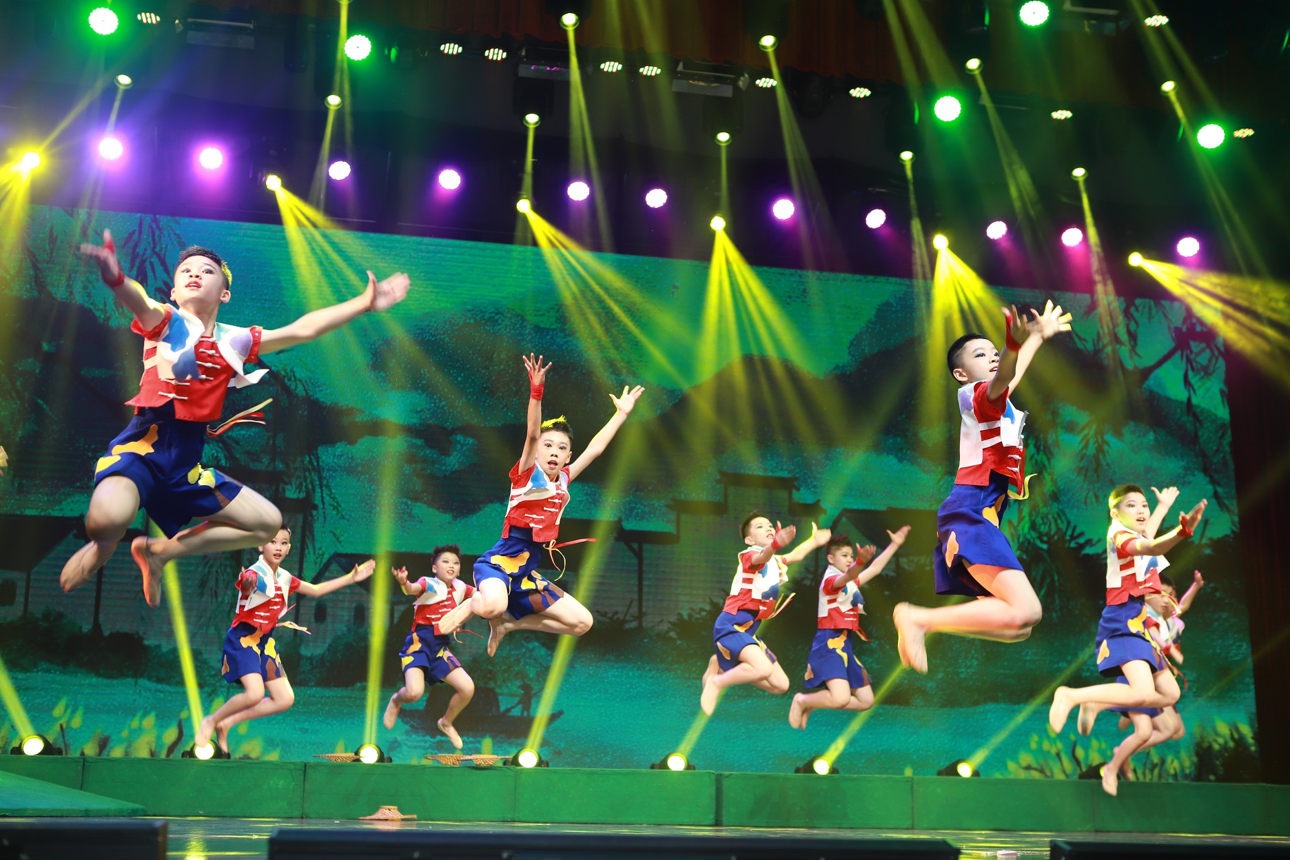 上海市虹口区第三中心小学带来的舞蹈《龙抬头》（谈乐达）.jpg