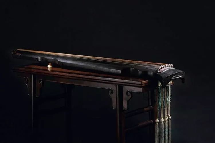 宋徽宗御制古琴，2010年以1.3664亿元成交，成为世界上最贵的中国乐器.jpg