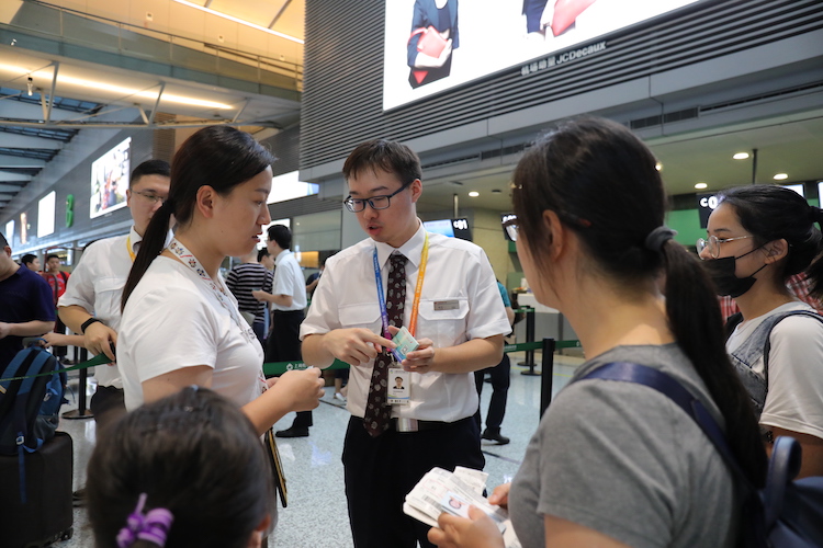 东航制作“手机自助退改”卡片发给现场旅客，向旅客讲解使用方法。旅客可以扫描卡片上的二维码自助退改机坪，节省拨打电话改签和柜台排队的待定时间。.jpg