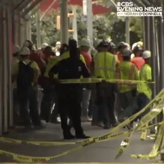 警察在地铁站外设立警戒线 图自CBS报道截图