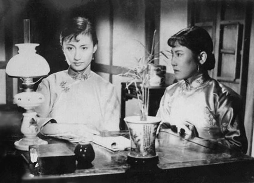 黄宗英（左）在电影《家》中的剧照.jpg