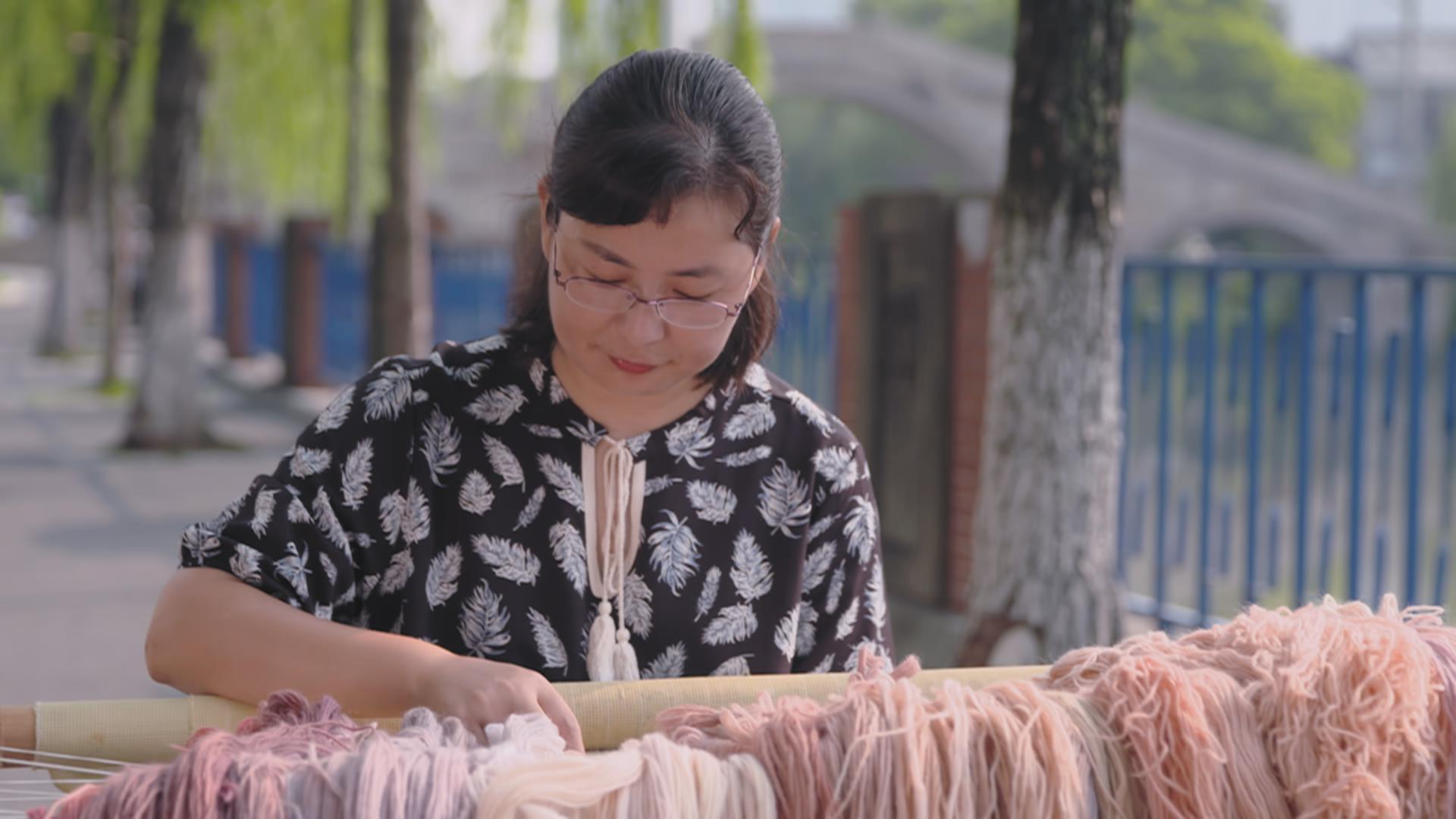 作品的色彩过渡问题;另一位宗师级人物高婉玉则自己动手给羊绒染色,使