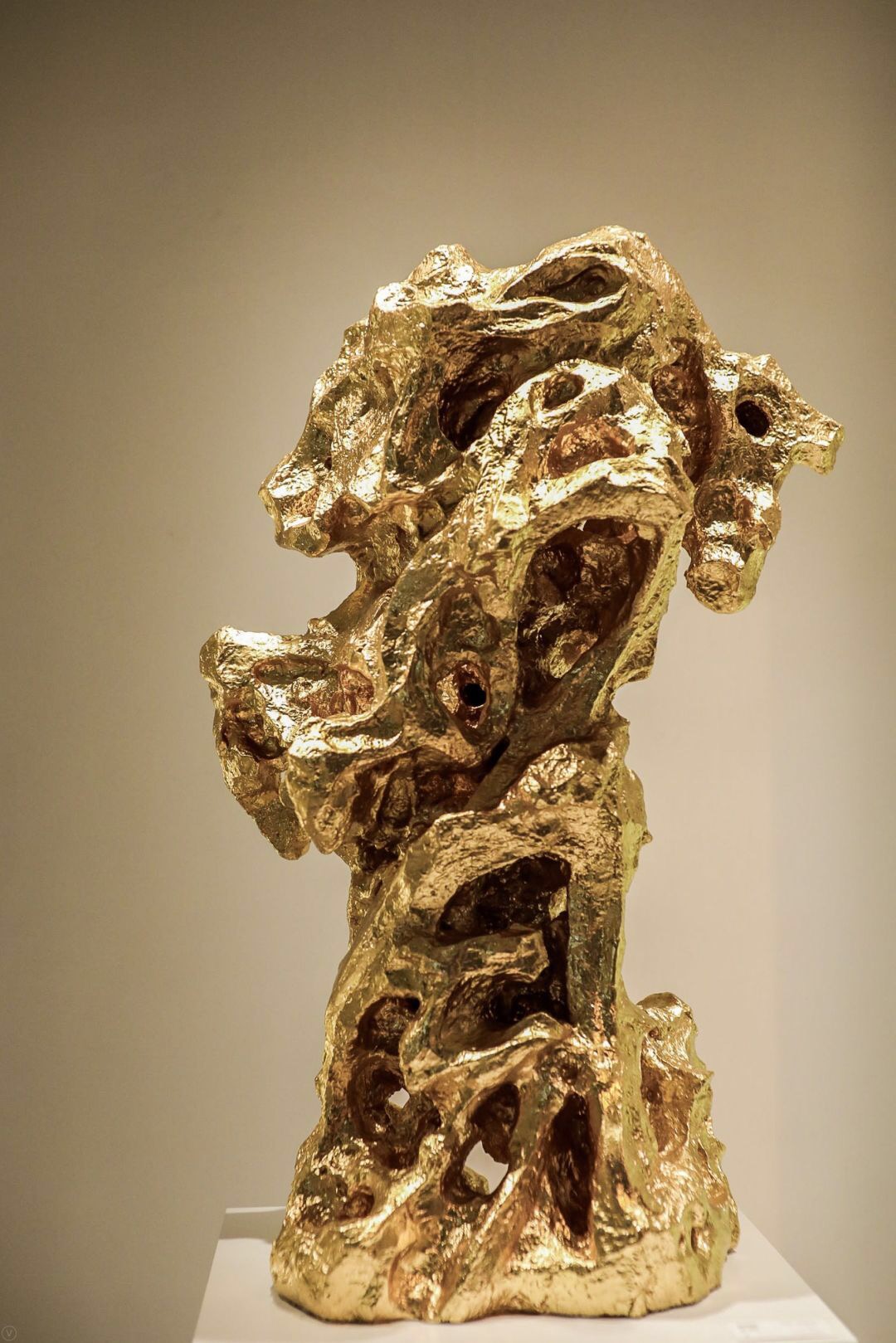 任天进，东风，2019，白铜、青铜着绿色、青铜24K铂金贴金，58 x 52 x 120，180公斤 Ren Tianjin, East Wind, Cupronickel, bronze gilding with 24K gold, 58 x 52 x 120cm,180kg.jpg