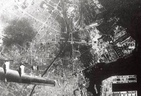 美军飞机轰炸日本港口的情景