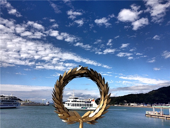 小豆岛土庄港口由韩国艺术家崔正化创作的“太阳的赠礼.jpg