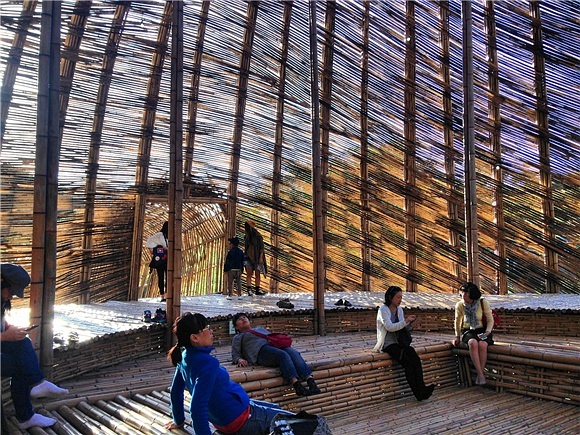 孩子们在王文志的竹艺建筑《小豆岛之家》嬉戏.jpg