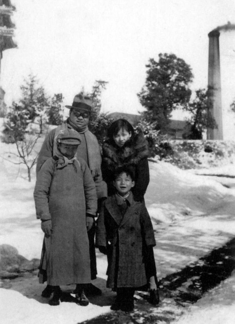 图为1935年冬，全家在燕京校园合影。.jpg