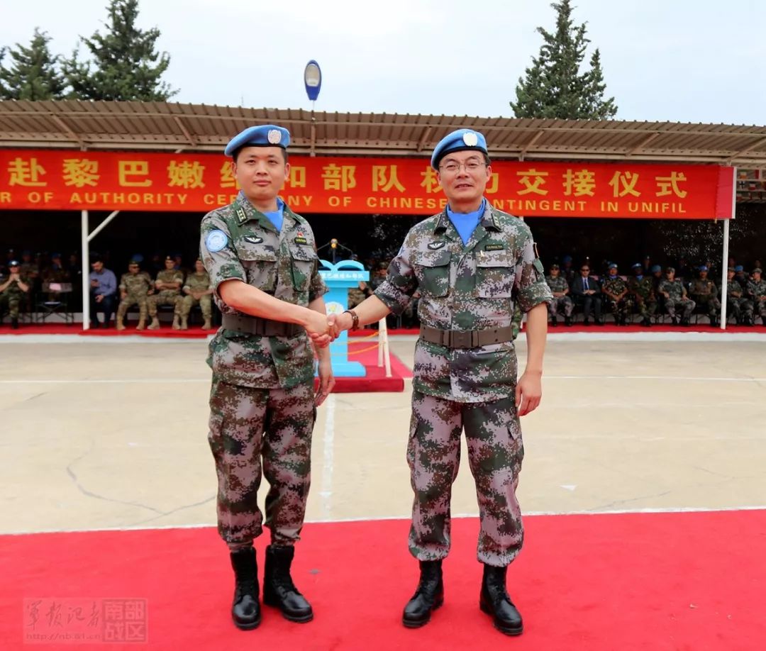 当地时间5月22日上午10时30分，黎巴嫩南部辛尼亚村的中国维和部队营区，中国第16批与第17批赴黎维和部队举行指挥权力交接仪式。.jpeg