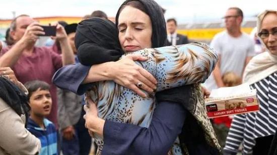 　阿德恩围着黑色头巾探望在恐怖袭击中失去亲人的市民。