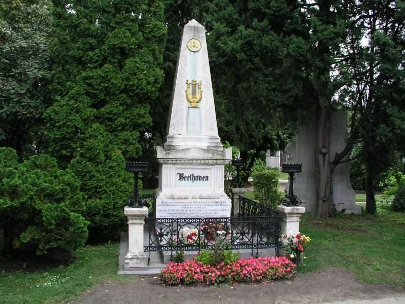 任海杰4：维也纳中央公园的贝多芬之墓.jpg