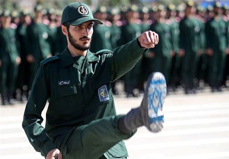 伊朗德黑兰一所军事学院为军校学员举行的毕业典礼上，看到一名革命卫队军官，上面戴着以色列国旗。tasnim.jpg