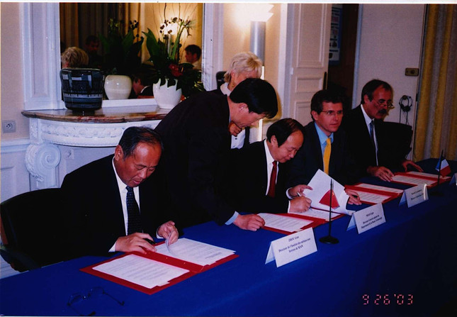 5-8 2003年9月26日 与CNRS签署建立超导体与磁性材料应用实验室（LIA）协议(1).jpg