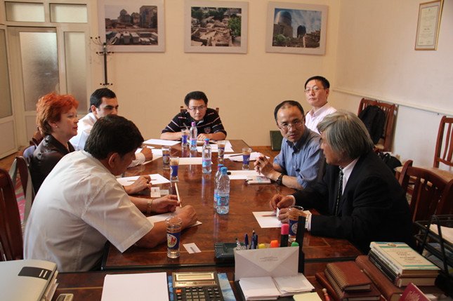 2011年乌兹别克斯坦政府文化部长会见中乌考古队全体成员_副本.jpg