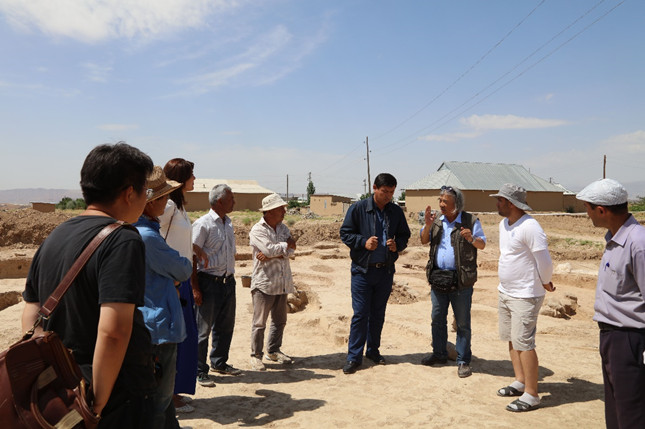 王建新教授向乌兹别克斯坦当地官员和科研人员介绍考古工地情况_副本.jpg