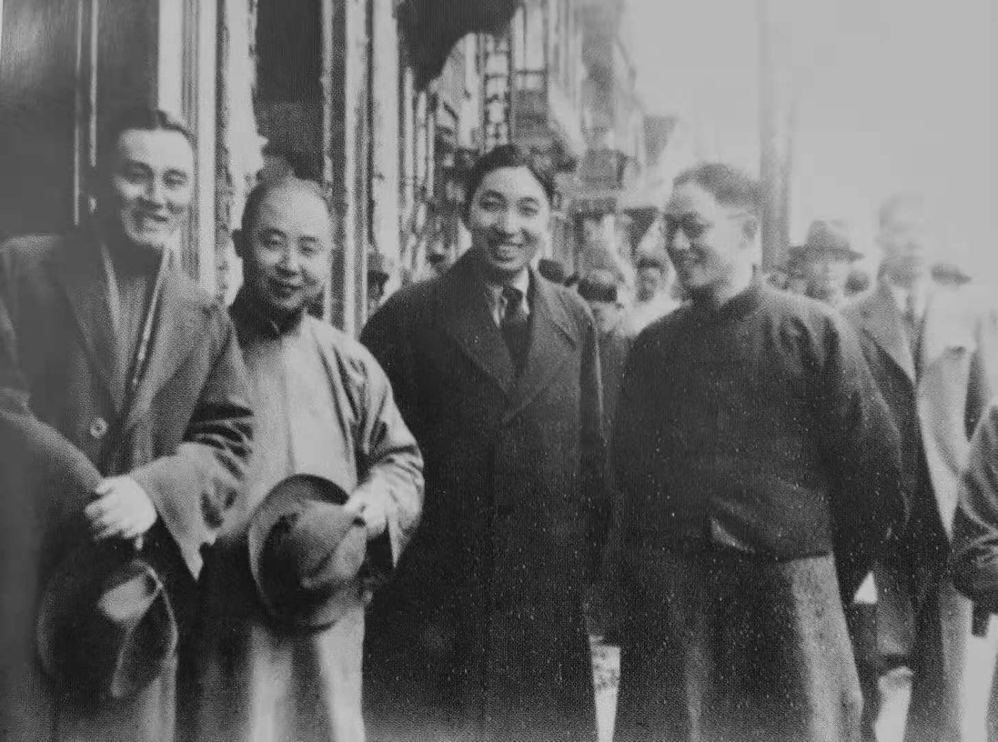 张国伟：1932年，费巩（左二）与复旦同学在上海.jpg