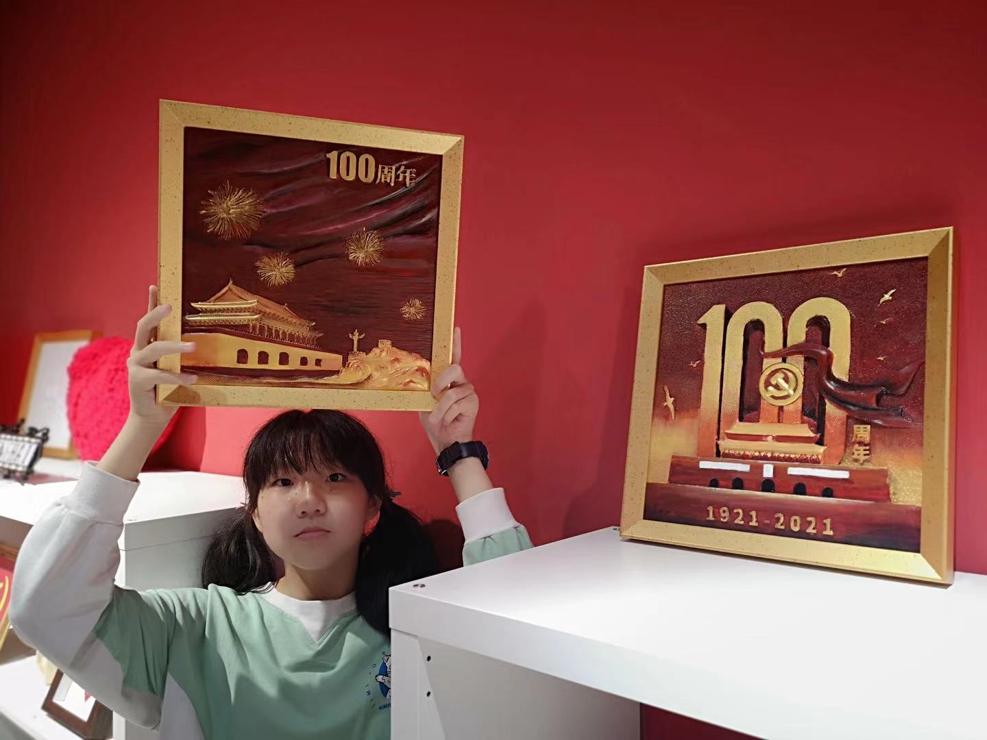 100周年举国同庆浮雕装饰画,龙陵立体画,英雄彩绘徽章冰箱贴,英雄挎包