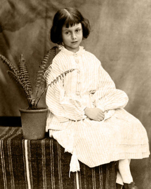 Alice Liddell aged 7, photographed by Charles Dodgson (Lewis Carroll) in 1860. Wikimedia commons..jpg