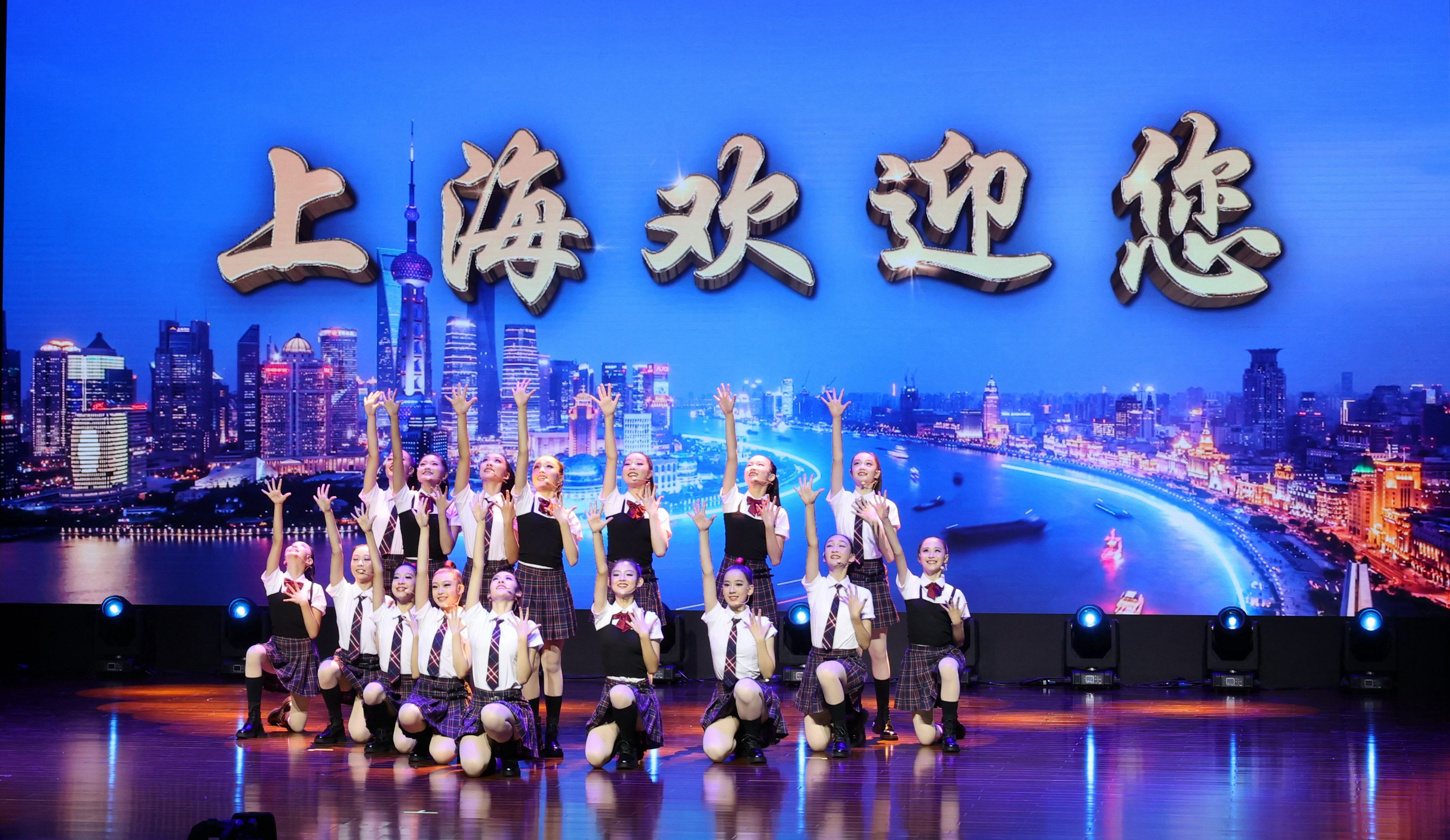 1、上海市学生艺术团仲盛舞蹈团带来舞蹈表演《上海欢迎您》（郑逸洁 摄）.jpg