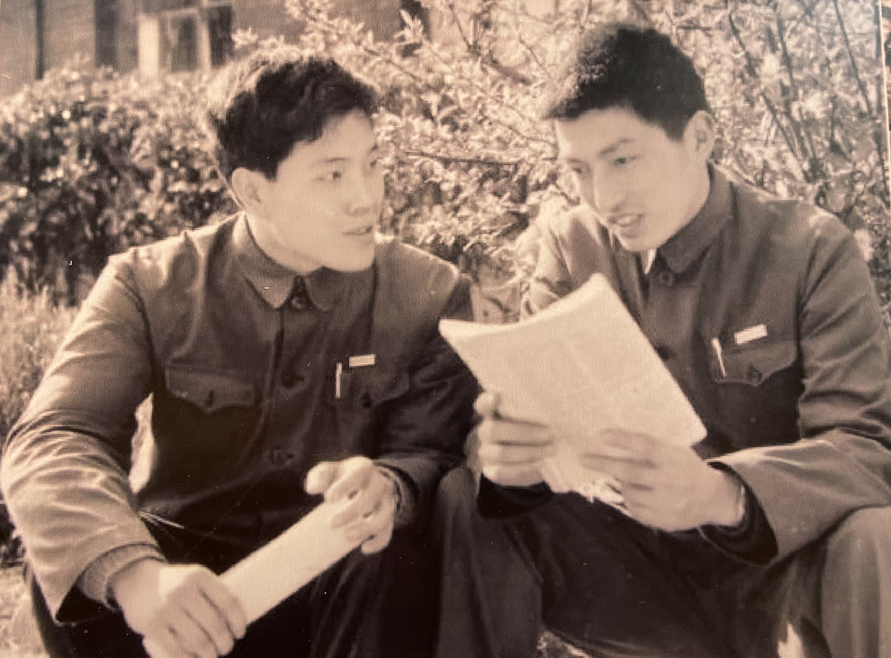 胡晓明配图：1979年赵丽宏（左）、孙颙在华东师大校园合影.jpg