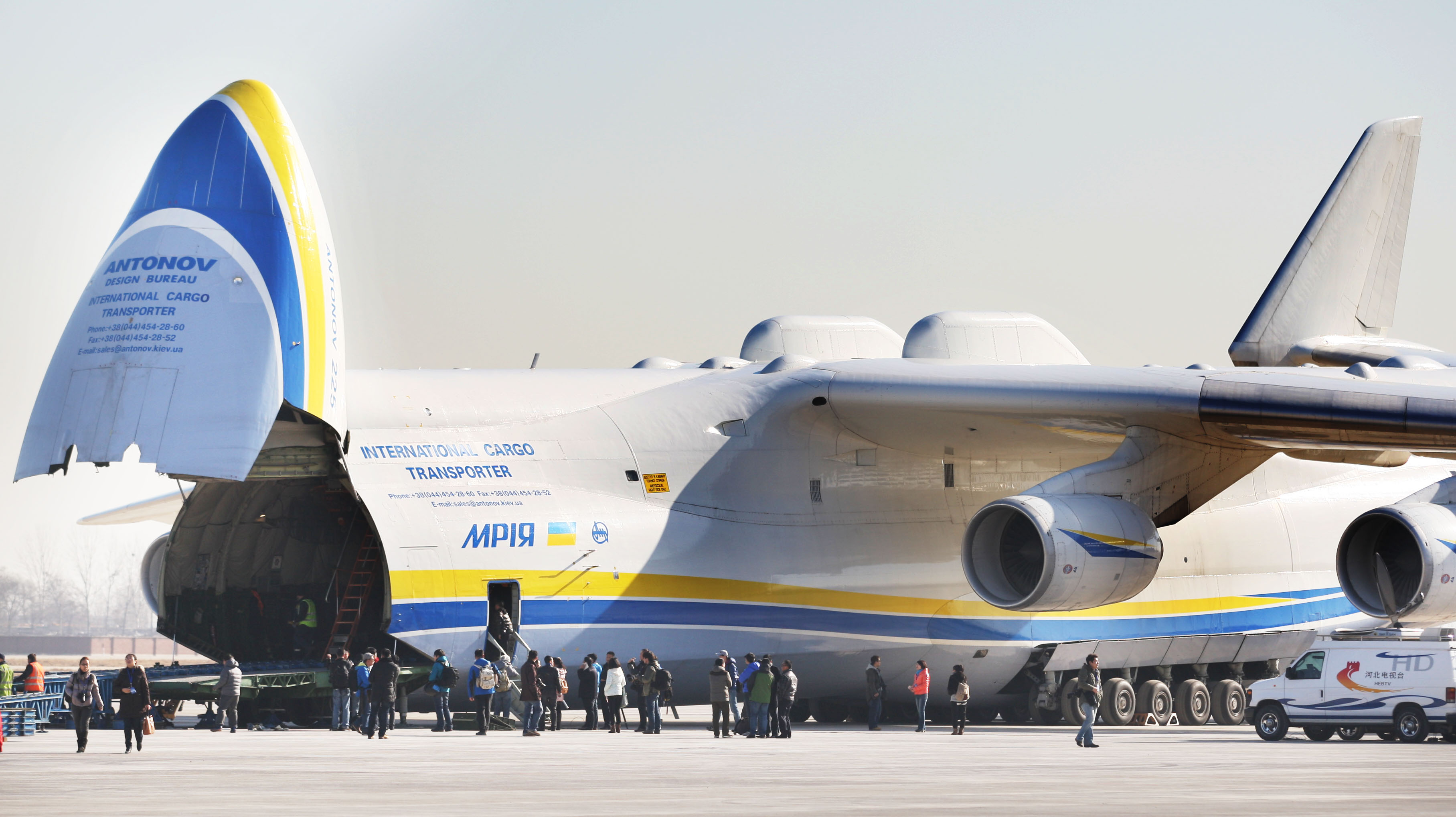 安-225虽然载重惊人,但块头太大,机龄相对较老,对跑道和机场的