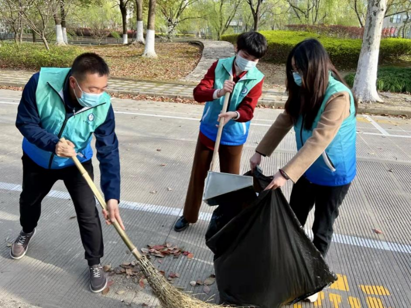 4.上海第二工业大学学生劳动先锋队协助后勤人员清理校园垃圾.png