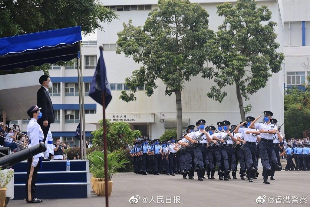 7月9日，香港警察学院结业会操。香港特别行政区行政长官李家超，担任此次会操的检阅官。微博@人民日报 图