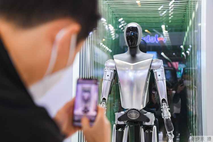 人形机器人teslabot中国首秀s3xy全系登场特斯拉进博会秀出最新科技