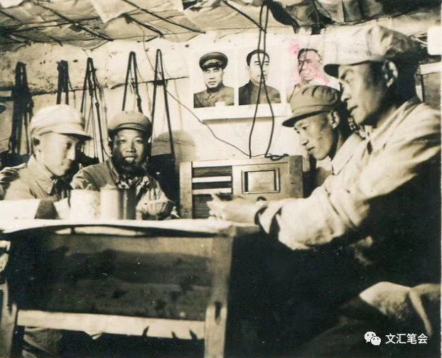 罗晓良：上图中左二是胡刚在朝鲜战场，五次战役后期担任178团二营教导员，.png