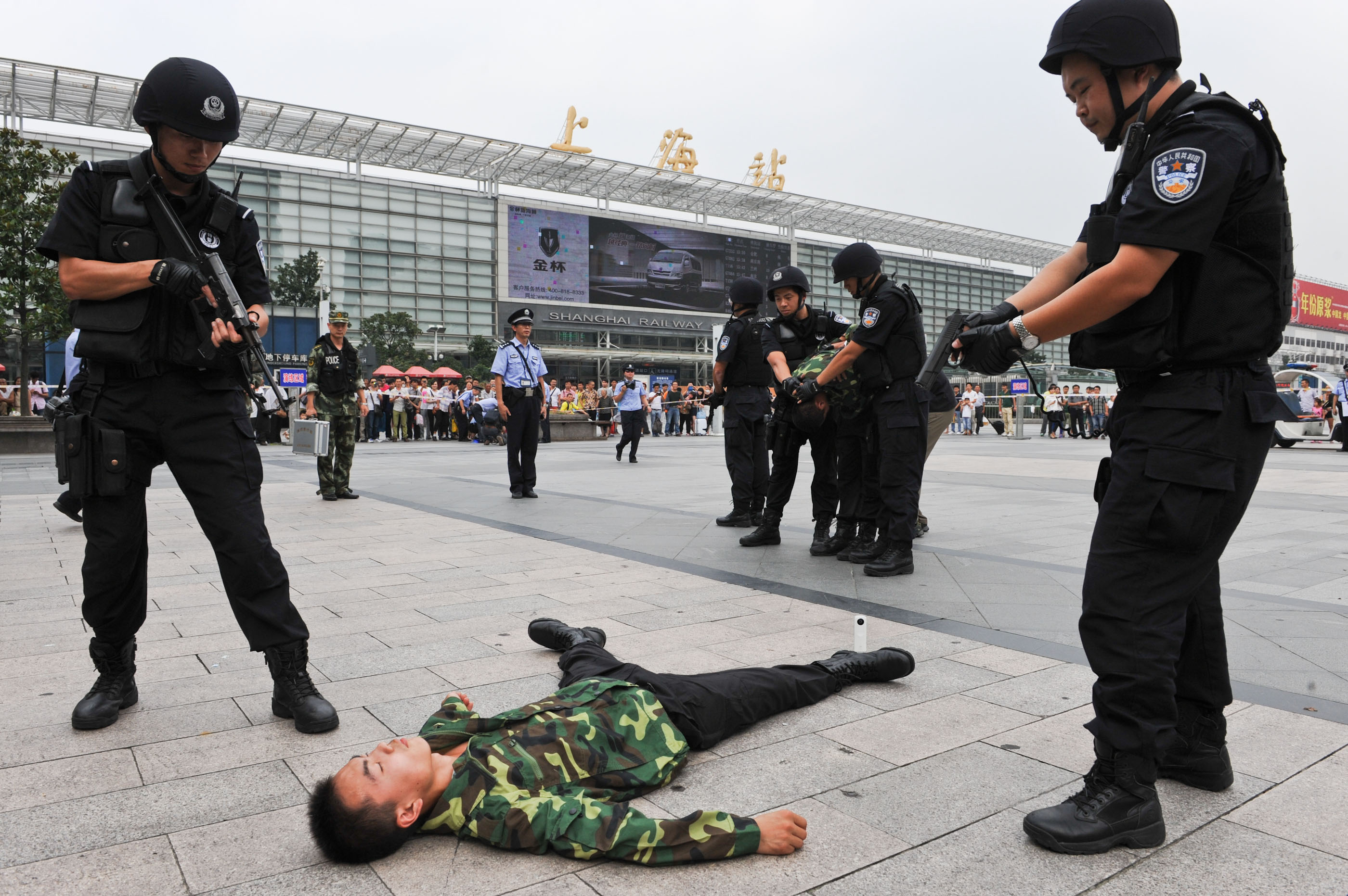 本市各警种昨在铁路上海站开展联合反恐演习